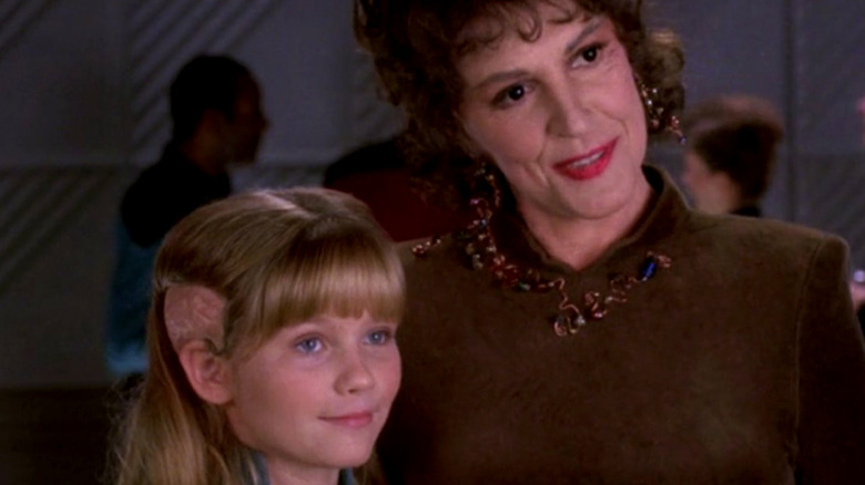 Lwaxana debout avec Hedril