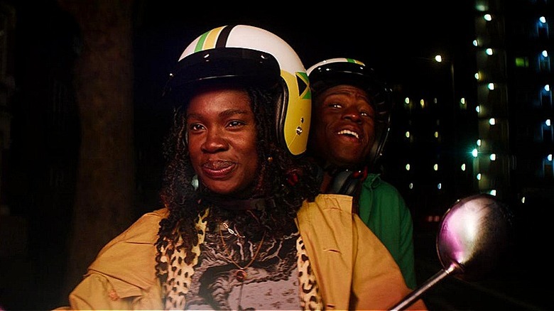 Dom et Yas sur un cyclomoteur à Rye Lane (2023)