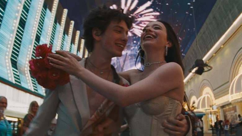 Vanya et Ani virevoltant autour de Las Vegas dans Anora (2024)
