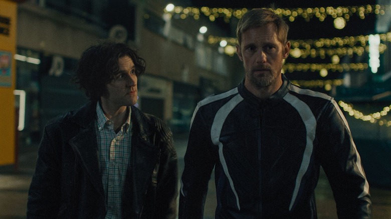 Colin et Ray marchant ensemble la nuit dans Pillion (2026)