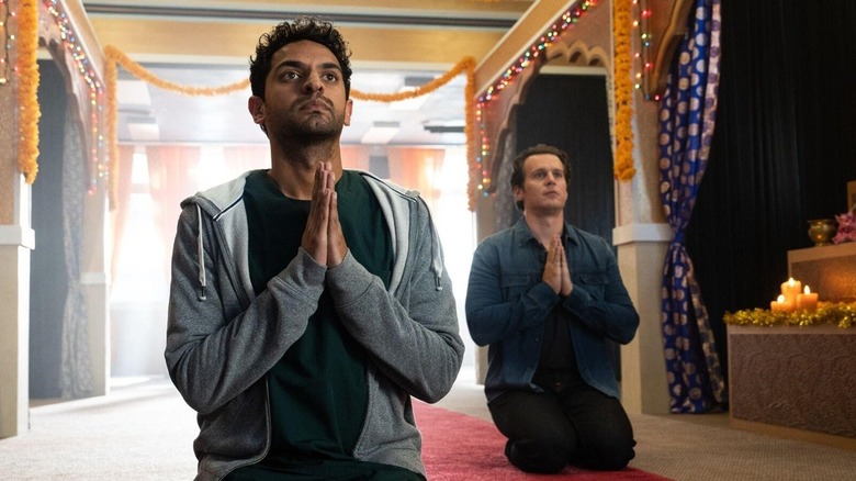 Naveen et Jay priant dans le même temple dans A Nice Indian Boy (2025)