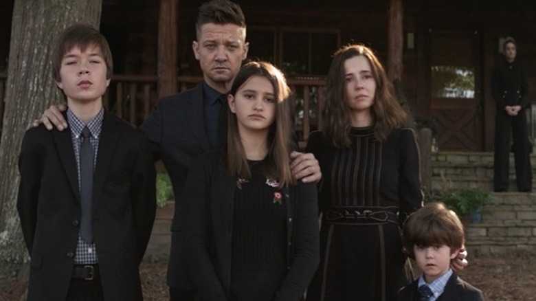 Hawkeye et sa famille aux funérailles de Stark