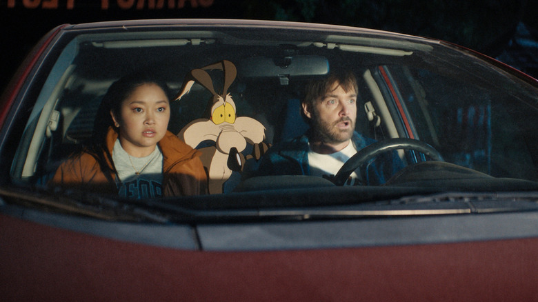 Paige, Wile E. et Kevin semblent surpris à l'intérieur d'une voiture 