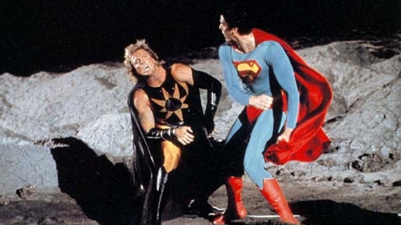 Superman frappe Nuclear Man sur la lune 