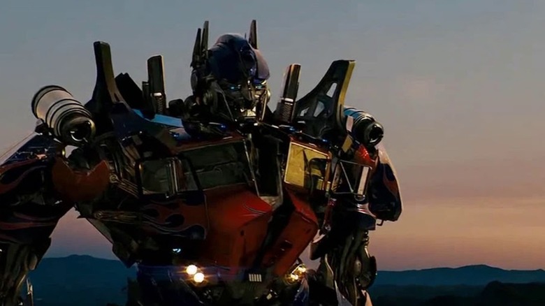 Optimus Prime prononçant un discours