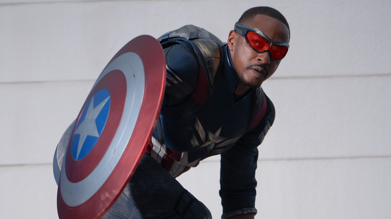 Sam Wilson en costume de Captain America