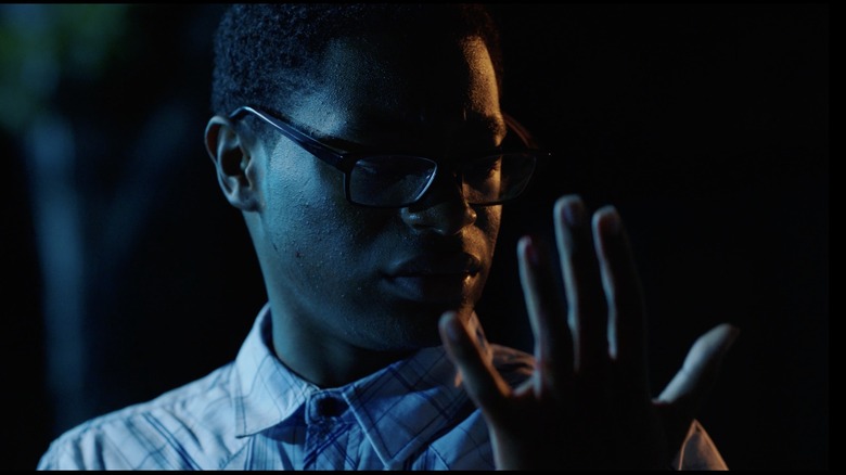 Kamil McFadden joue dans Caged Birds