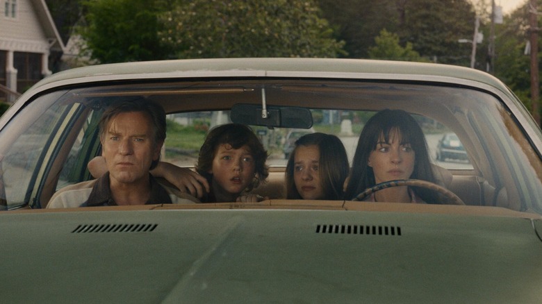Greg Brian Audrey et Denise effrayés dans une voiture dans The End of Oak Street