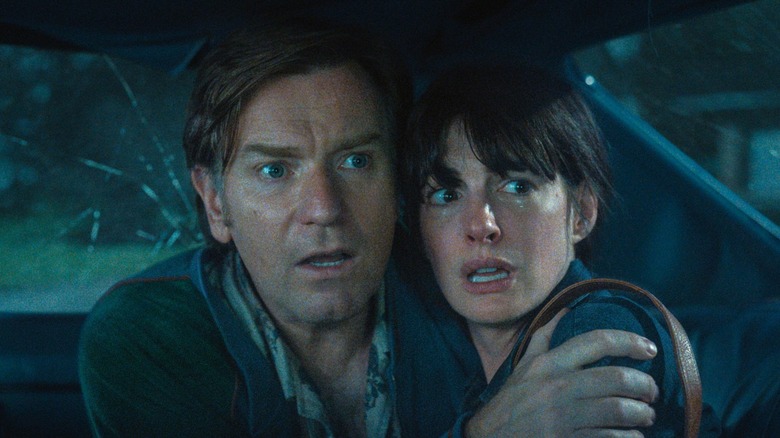 Greg et Denise se cachent dans une voiture d'un dinosaure dans The End of Oak Street (2026)