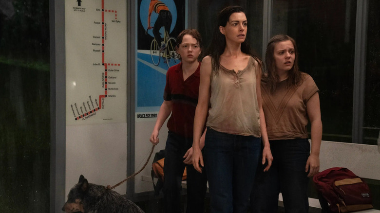 Denise, Audrey et Brian à l'arrêt de bus dans The End of Oak Street (2026)