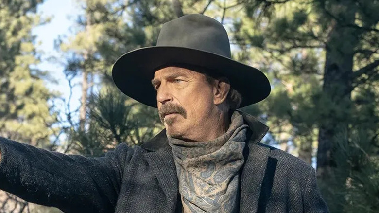 Hayes Ellison a l'air sérieux dans Horizon: An American Saga - Chapitre 1