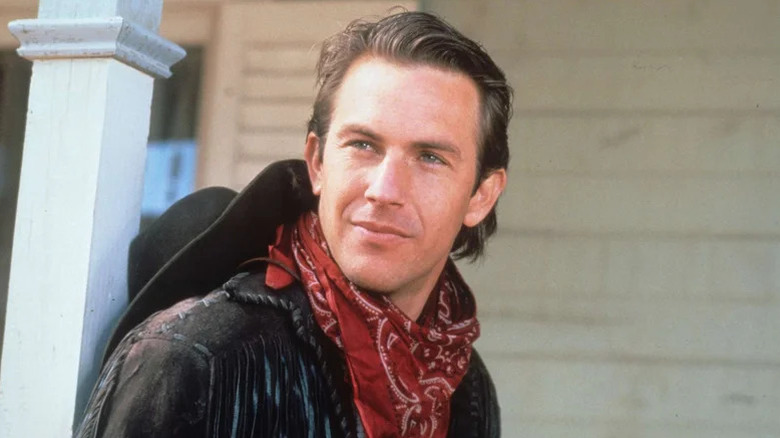 Jake a l'air heureux et porte un bandana rouge autour du cou dans Silverado