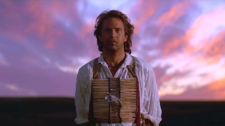 John Dunbar portant une chemise habillée avec des vêtements Lakota dans Danse avec les loups
