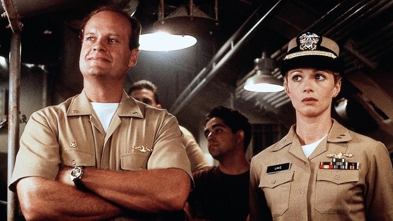 Le lieutenant-commandant Tom Dodge et le lieutenant Emily Lake sur le pont de 