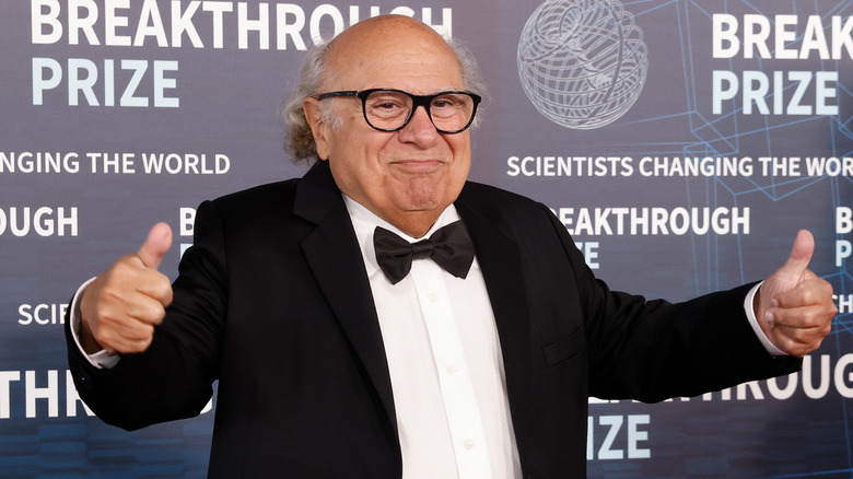 Danny DeVito lève le pouce