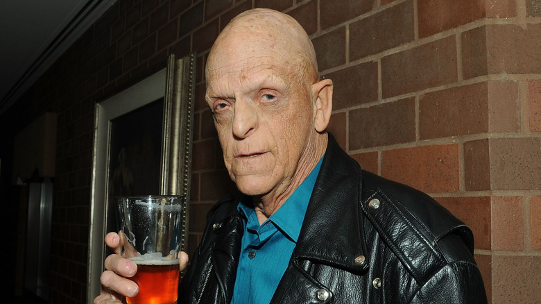 Michael tenant une bière