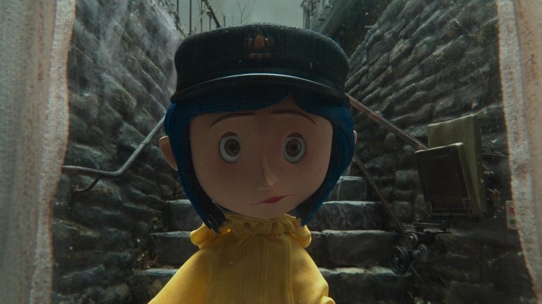 Coraline descend une cage d'escalier à Coraline