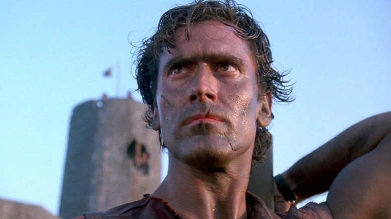 Ash Williams avec un château en arrière-plan dans Army of Darkness