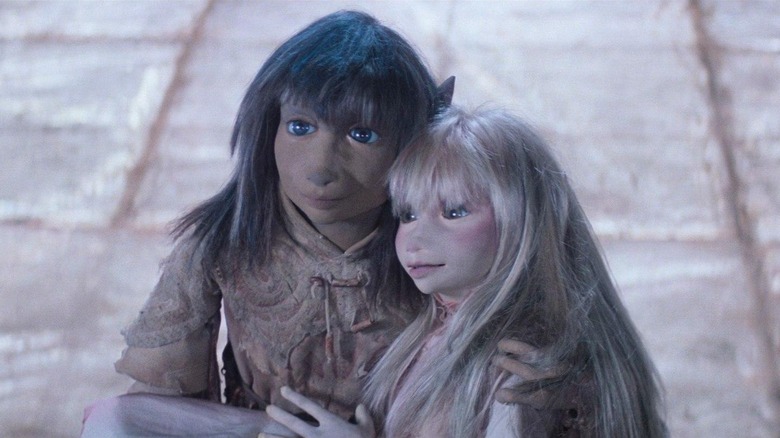 Jen et Kira se tiennent dans The Dark Crystal
