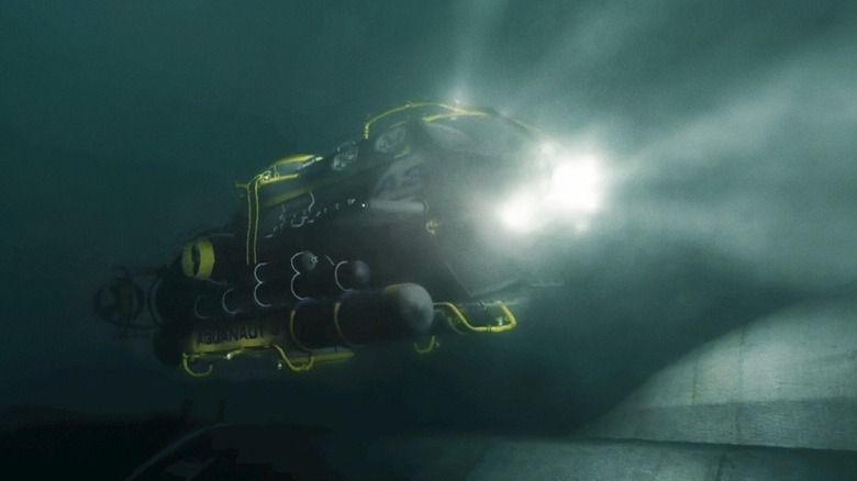 Un sous-marin s'enfonçant plus profondément dans l'océan dans 30 000 lieues sous les mers (2007)