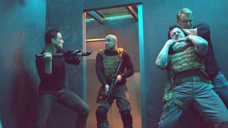 Les deux protagonistes de Black Water subjuguant les méchants (2018)