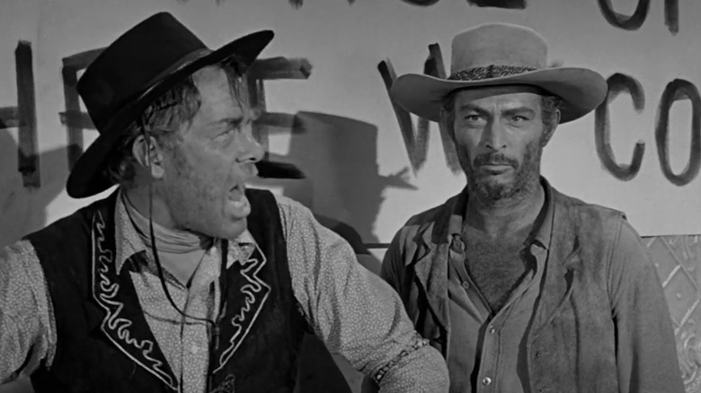 Floyd debout à côté du furieux Liberty Valance dans 