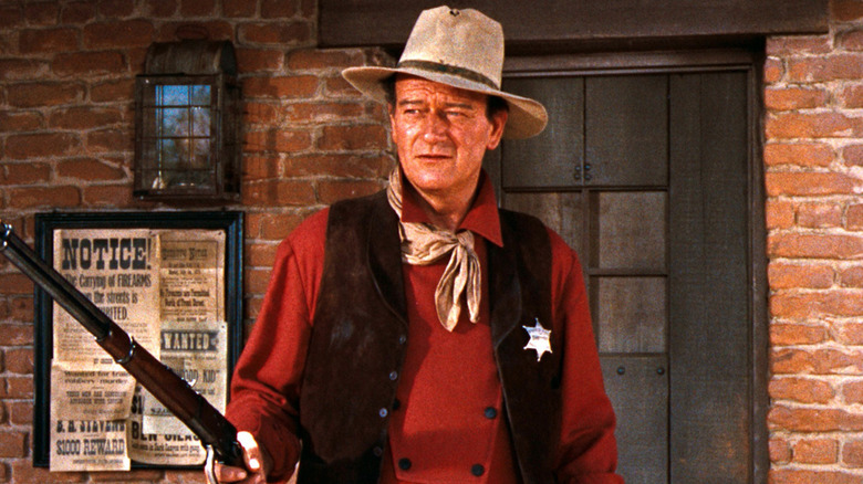 John T. Chance debout sur le porche du shérif à "Rio Bravo" (1959)