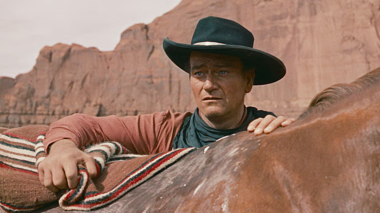 Ethan Edwards debout avec un cheval dans 