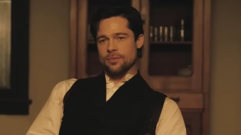 Jesse James portant un gilet noir et une chemise blanche dans L'Assassinat de Jesse James par le lâche Robert Ford