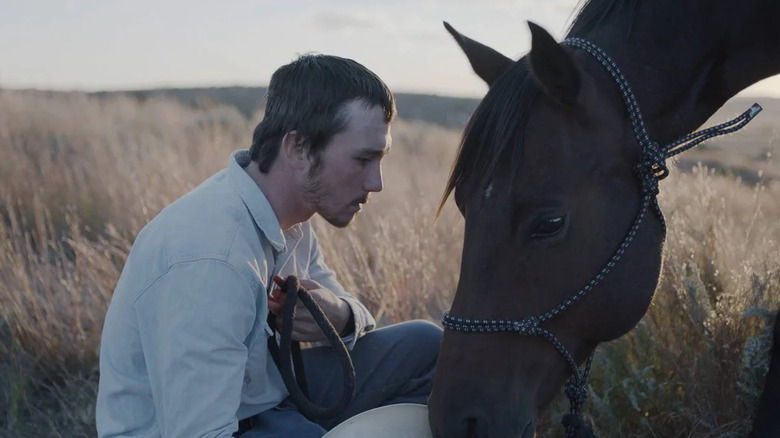 Brady entraîne son cheval 