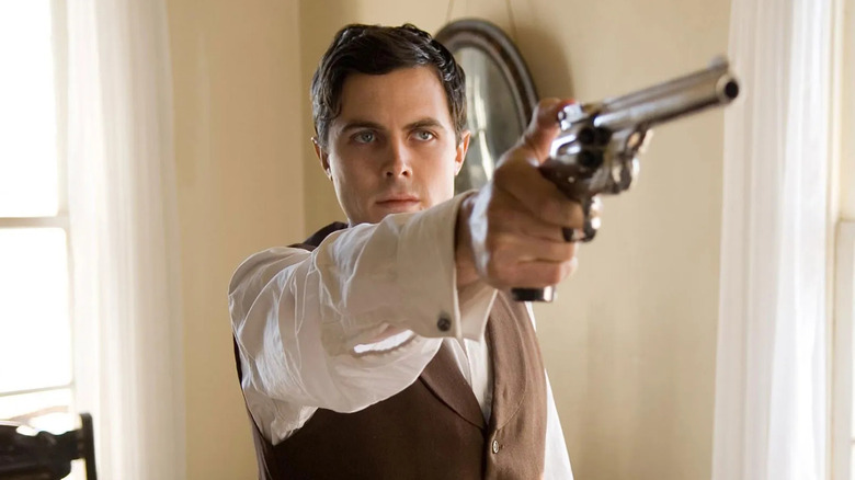 Robert Ford tire avec son arme 