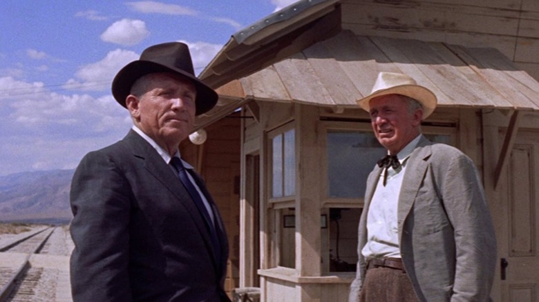 John J. Macreedy absorbant son environnement dans Bad Day at Black Rock (1955)