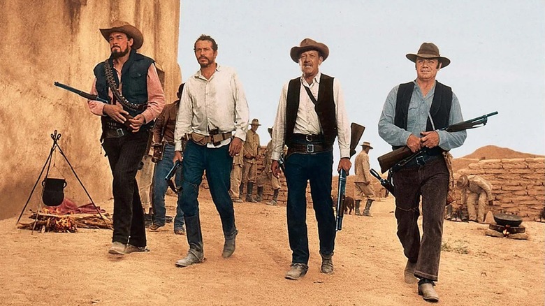 Quatre des protagonistes de The Wild Bunch se préparent à déclencher le chaos (1969)