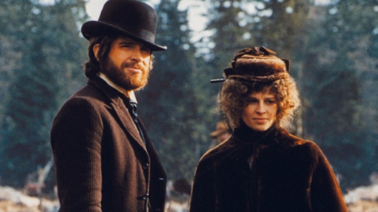 John McCabe et Constance Miller se tiennent dans la neige 