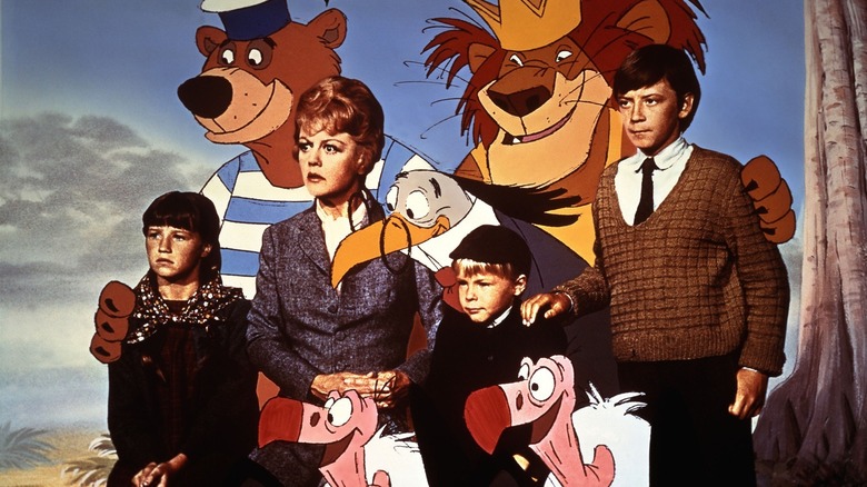 Les personnages humains et animaux animés de Bedknobs and Broomsticks regardant un événement sportif (1971)
