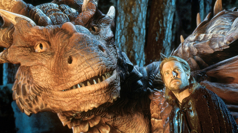 Drago et Sir Bowen regardent un nouveau venu dans Dragonheart (1996)