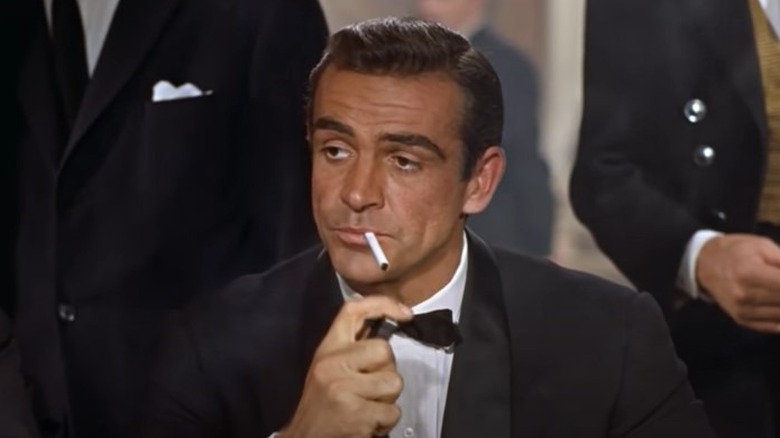 James Bond à table dans 