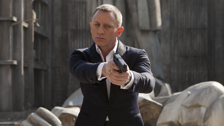 James Bond tirant avec une arme à feu 