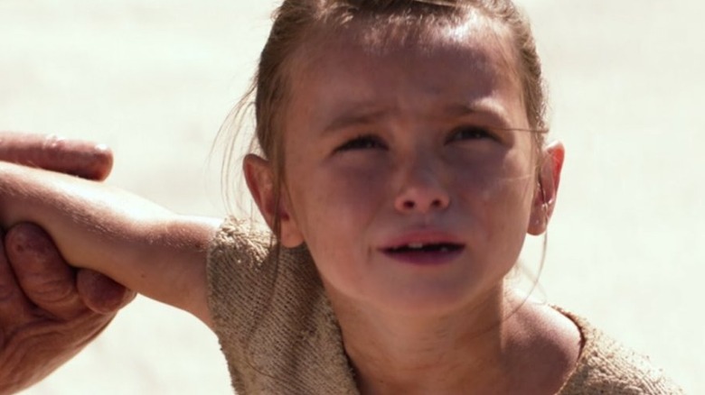 Cailey Fleming dans le rôle du jeune Rey dans Star Wars : Le Réveil de la Force
