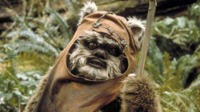 Warwick Davis dans le rôle de Wicket W. Warrick dans Le Retour du Jedi