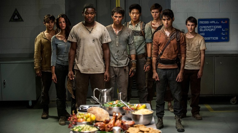 Les protagonistes de The Maze Runner : The Scorch Trials regardant la nourriture glorieuse (2015)