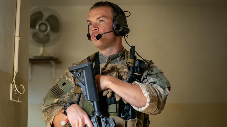 Erik tenant une arme à feu et regardant quelque chose dans Warfare