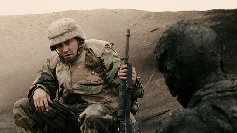 Swoff tient son arme et parle à un autre soldat à Jarhead