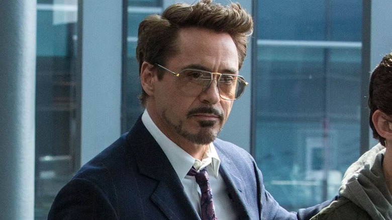 Tony Stark marchant avec Peter Parker dans Spider-Man : Homecoming (2017)