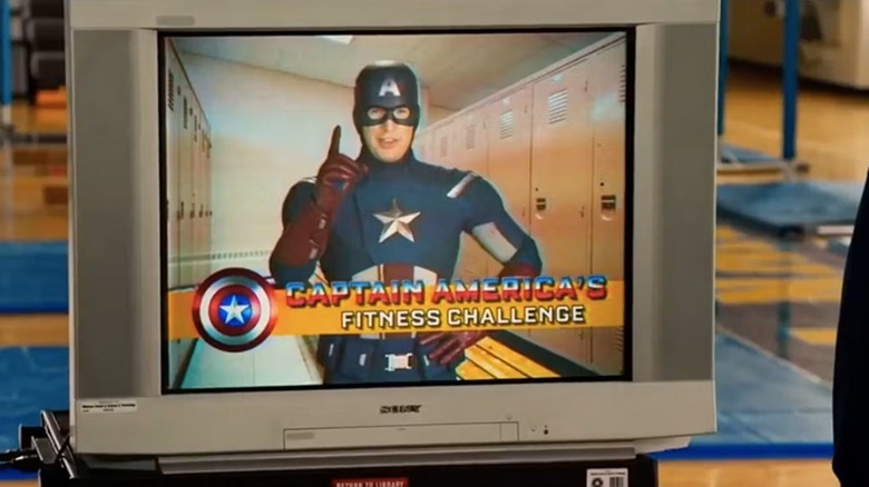 Steve Rogers/Captain America dans une vidéo pédagogique de gym dans Spider-Man : Homecoming (2017)