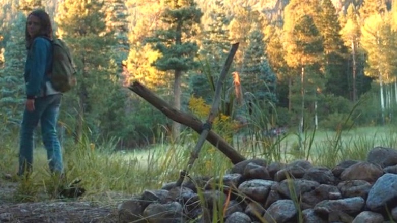 Laura quittant la tombe de Logan