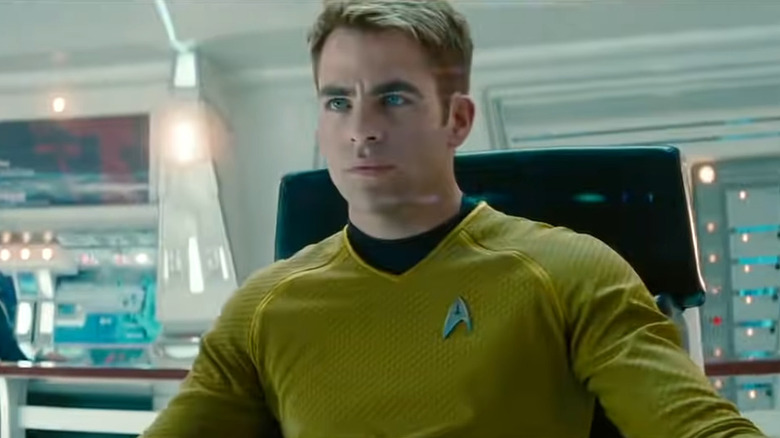 Capitaine Kirk assis dans le fauteuil du capitaine