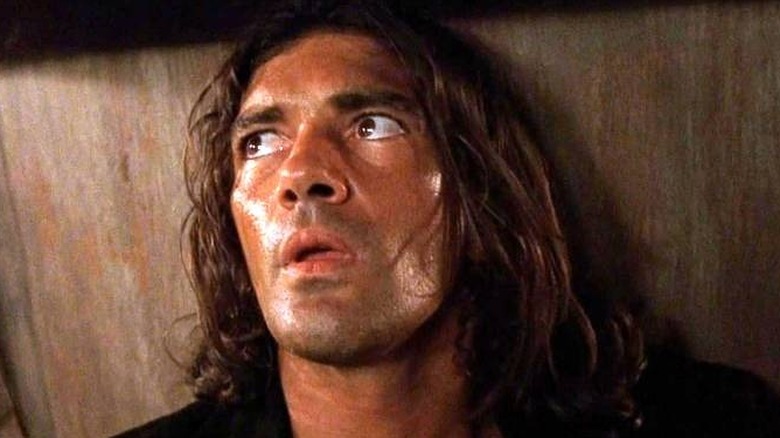El Mariachi (Antonio Banderas) appuyé contre un mur dans 