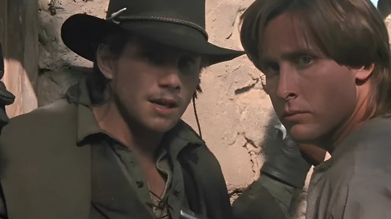 Dave (Christian Slater) et Billy (Emilio Estevez) côte à côte dans 