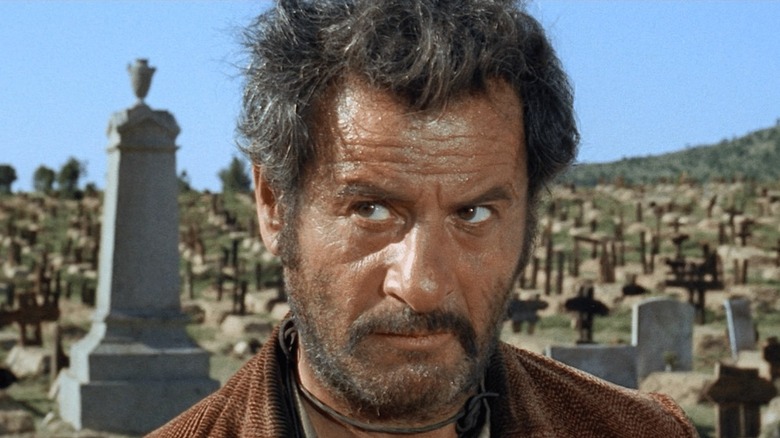 Tuco (Eli Wallach) debout dans un cimetière à 